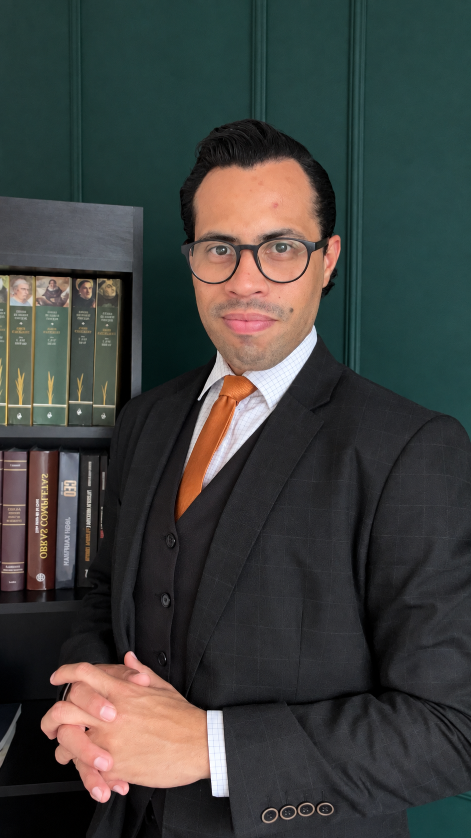Dr. Harisson Santos no consultório da Santosclín
